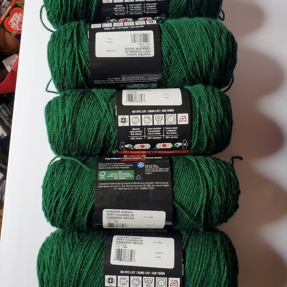 5 SKEINS RED HEART YARN IN HUNTER GREEN